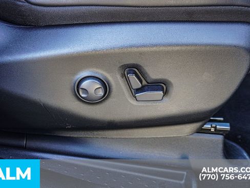 Used 2025 Chrysler Pacifica Limited image 33