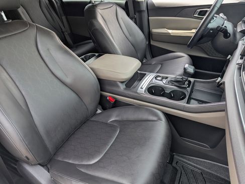 Certified 2025 Kia Carnival EX FWD image 8