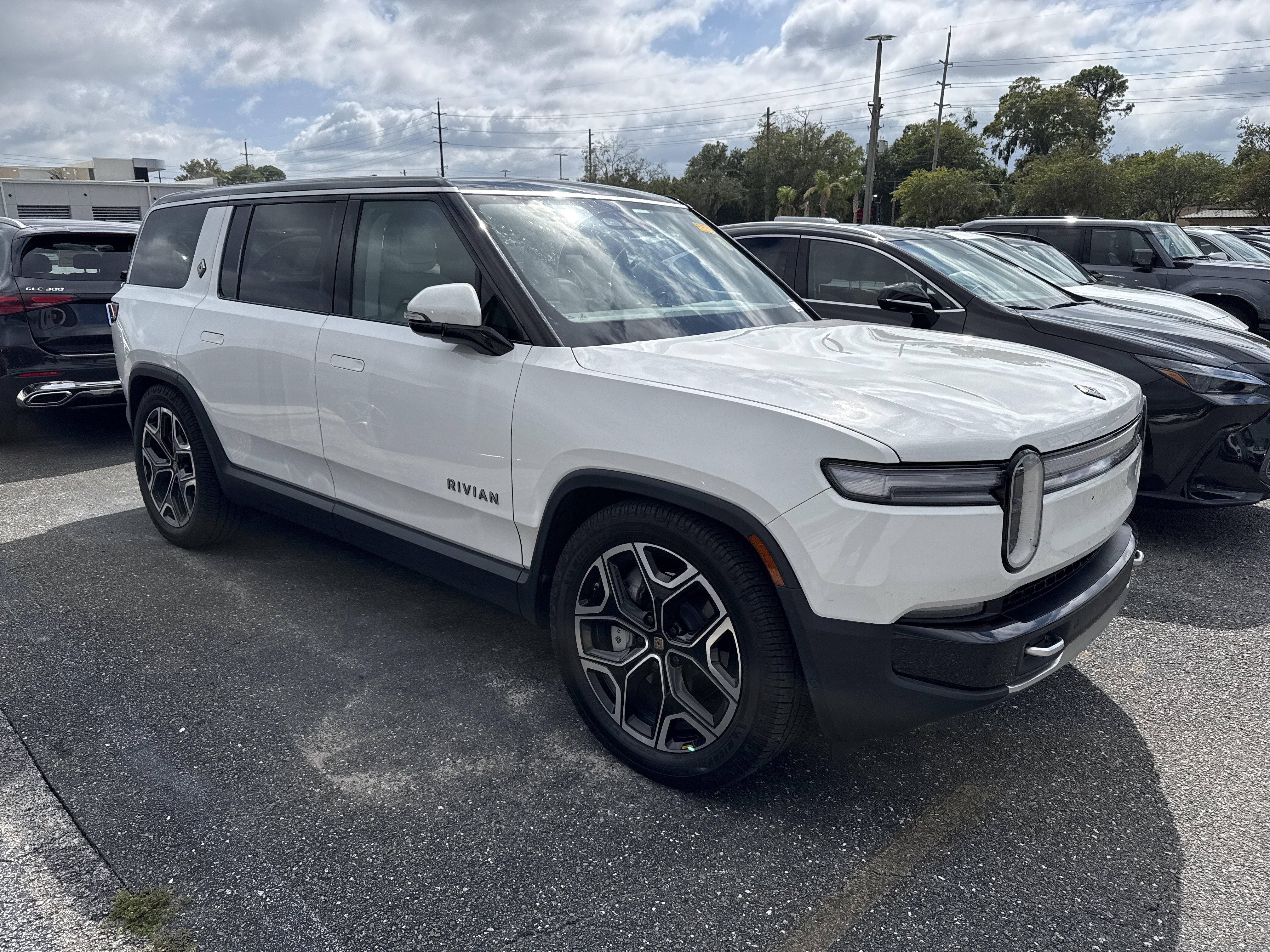 Used 2025 Rivian R1S Adventure Dual AWD/4WD image 2