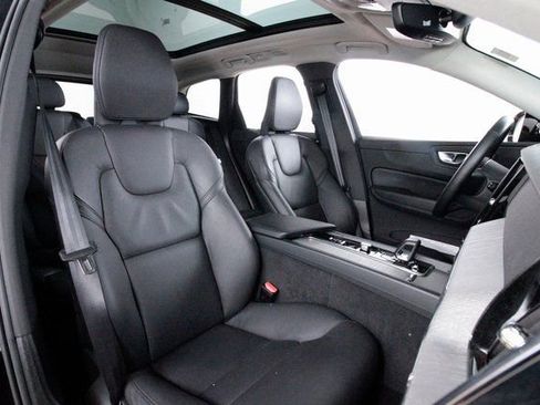 Certified 2025 Volvo XC60 B5 Core image 23