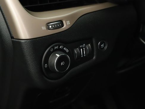 Used 2018 Jeep Cherokee Limited image 7