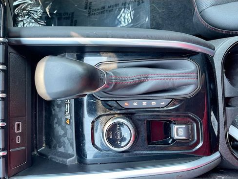 Used 2025 Chevrolet Colorado Z71 w/ Technology Package AWD/4WD image 17