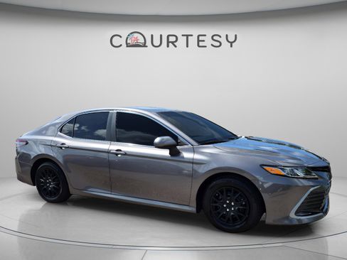 Used 2022 Toyota Camry LE FWD image 9