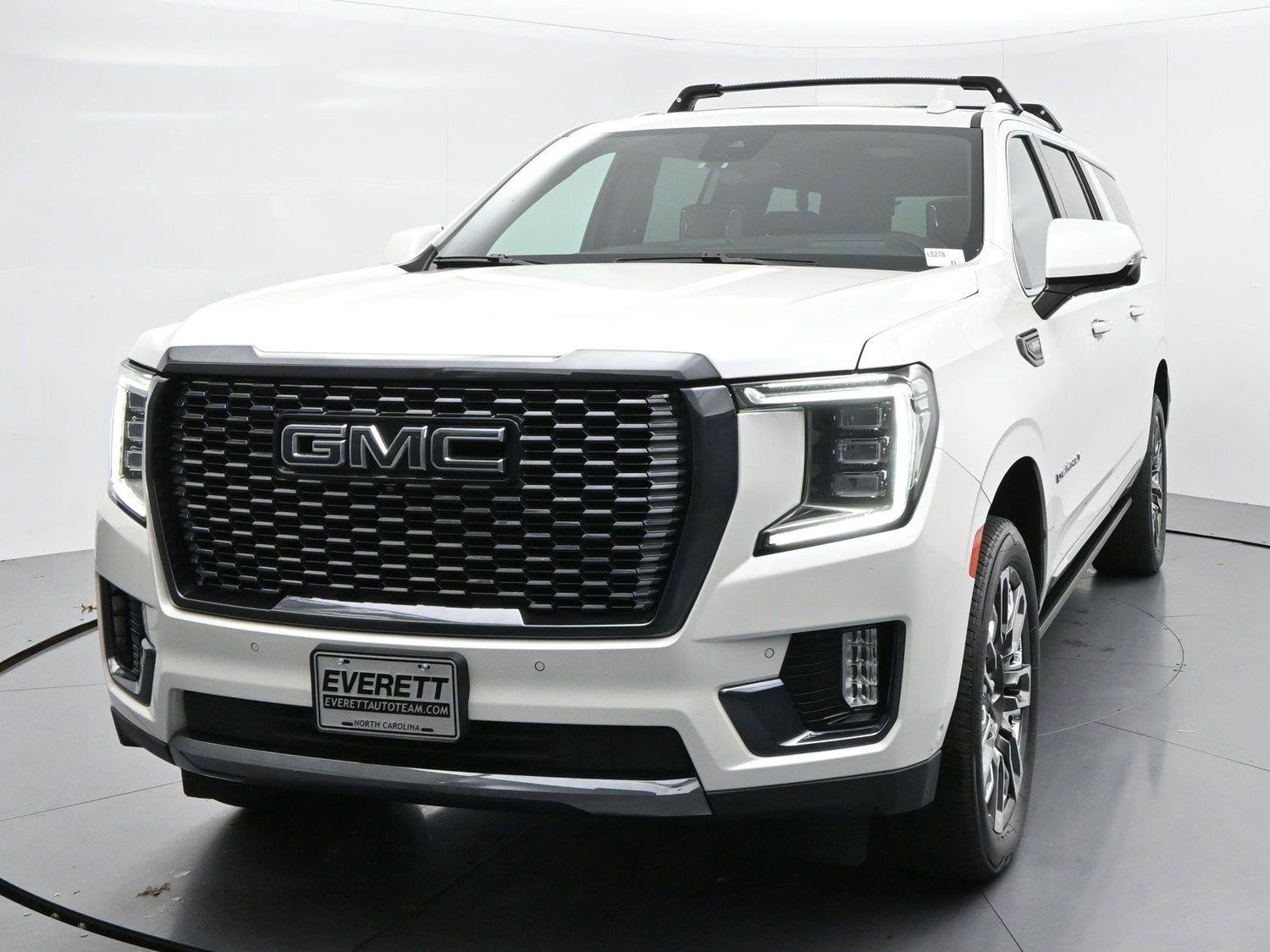 Used 2023 GMC Yukon XL Denali Ultimate AWD/4WD image 3