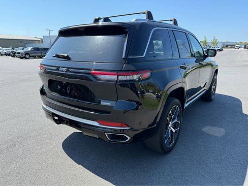 Used 2023 Jeep Grand Cherokee Summit AWD/4WD image 9