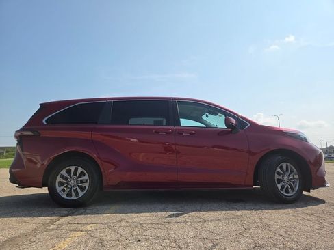 Used 2024 Toyota Sienna LE FWD image 24