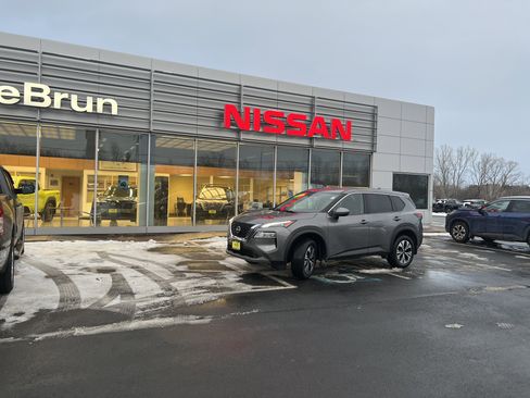 Used 2023 Nissan Rogue SV image 1