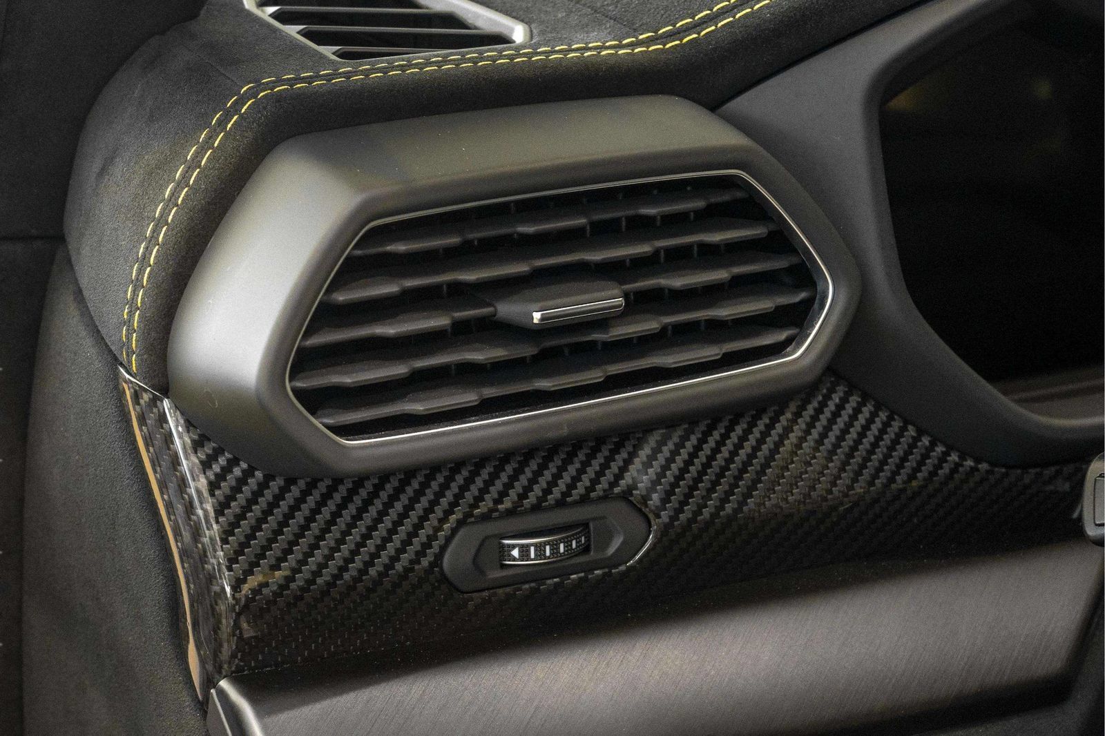 Used 2024 Lamborghini Urus Performante AWD/4WD image 36