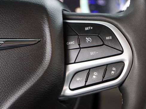 Used 2023 Chrysler Pacifica Touring-L FWD image 14