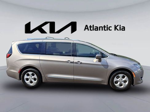 Used 2017 Chrysler Pacifica Touring-L Plus FWD image 5