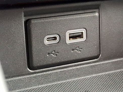 Used 2023 GMC Yukon XL SLT image 26