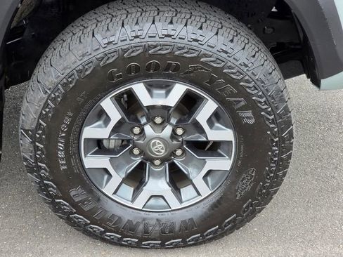 Used 2022 Toyota Tacoma TRD Off-Road w/ TRD Premium Off Road Package image 9