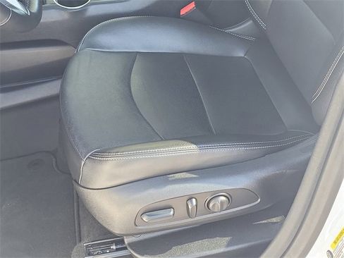 Used 2024 GMC Terrain SLT image 22