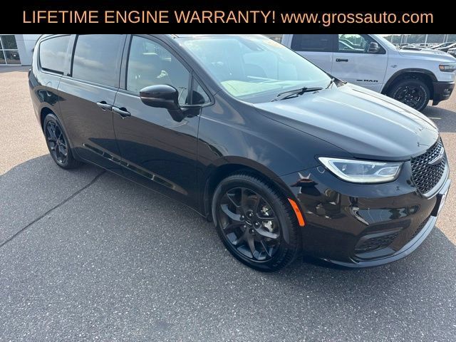 Used 2025 Chrysler Pacifica Limited FWD image 2