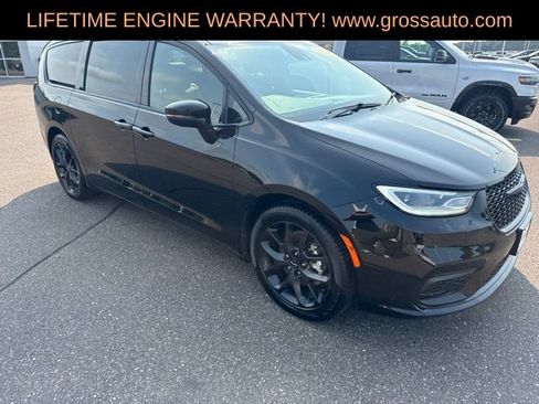 Used 2025 Chrysler Pacifica Limited FWD image 2