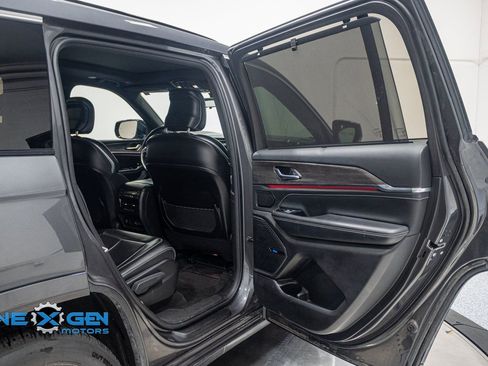 Used 2021 Jeep Grand Cherokee L Overland w/ Luxury Tech Group IV AWD/4WD image 33
