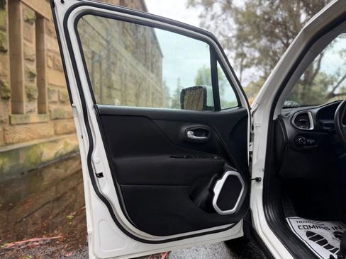 Used 2018 Jeep Renegade Latitude w/ UConnect 8.4 Nav Group image 6