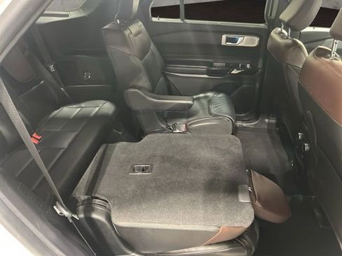 Used 2021 Ford Explorer Platinum w/ Premium Technology Package image 22