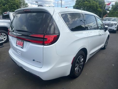 Used 2023 Chrysler Pacifica Limited FWD image 2
