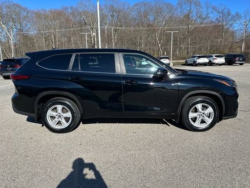 Used 2023 Toyota Highlander LE image 9