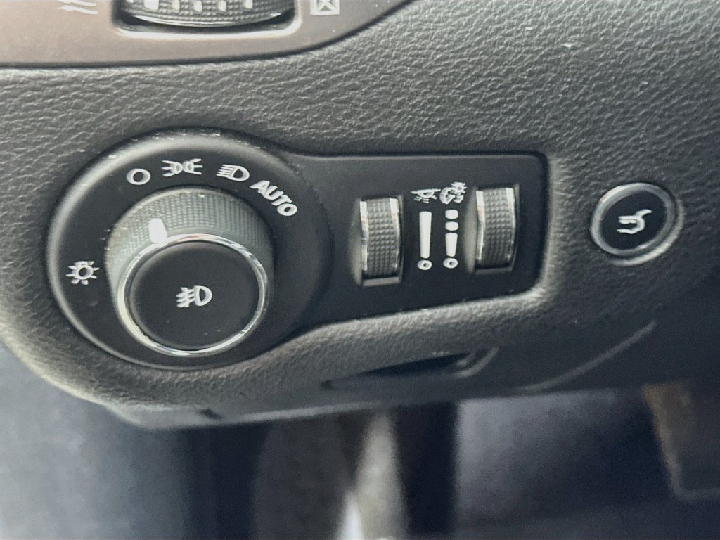 Used 2019 Jeep Cherokee Limited AWD/4WD image 24