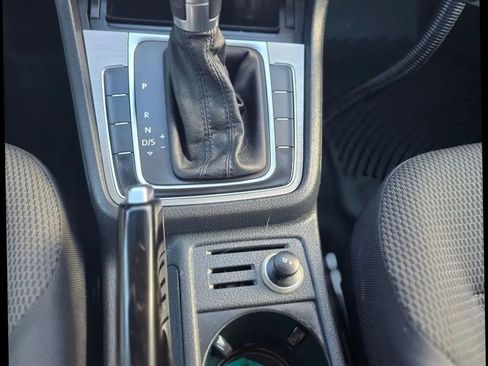 Used 2016 Volkswagen Golf S image 16