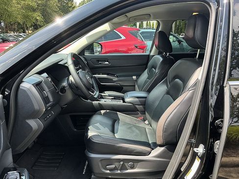 Used 2022 Nissan Pathfinder SL w/ SL Black Package FWD image 12