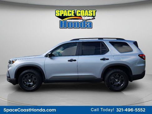 Certified 2025 Honda Pilot TrailSport image 4