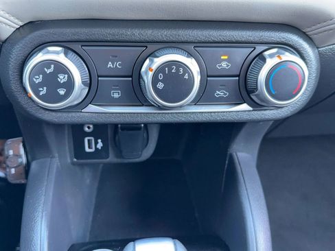 Used 2020 Nissan Versa SV image 27