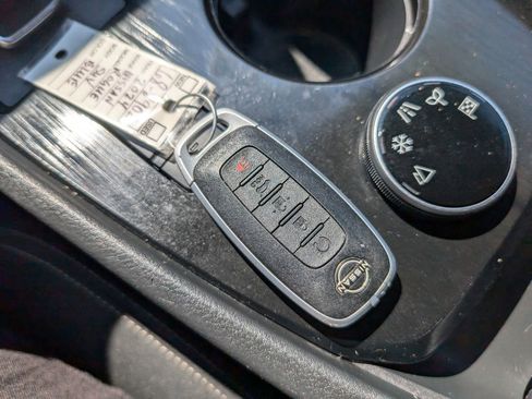 Used 2024 Nissan Rogue SV image 24