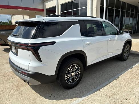 Used 2026 Chevrolet Traverse LT w/ Driver Confidence Package FWD image 2