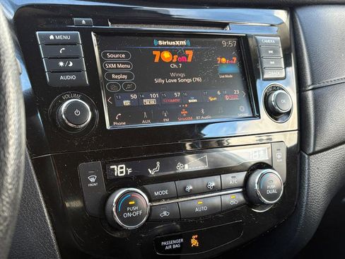 Used 2019 Nissan Rogue SV image 9