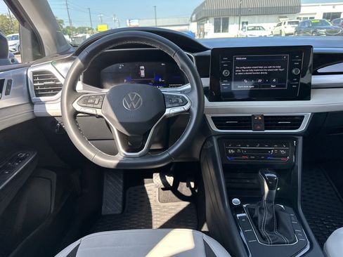 Used 2025 Volkswagen Taos SE FWD image 15