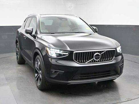 Used 2023 Volvo XC40 B4 Ultimate w/ Protection Package Premier FWD image 2