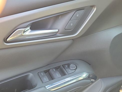 Used 2025 Chevrolet Traverse LT image 17