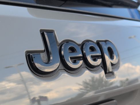 Used 2020 Jeep Grand Cherokee Altitude RWD image 6