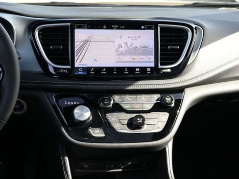 New 2026 Chrysler Pacifica Limited image 15