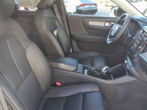 Used 2025 Volvo XC40 B5 Plus image 24