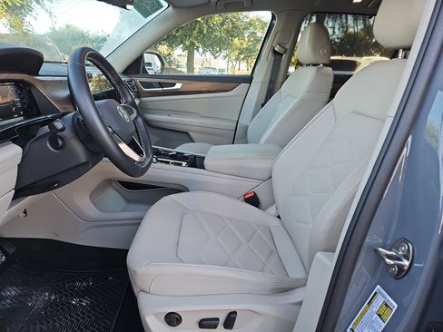 Certified 2025 Volkswagen Atlas SE image 18