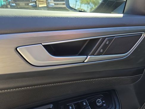 Used 2025 Volkswagen Atlas Cross Sport SE image 19