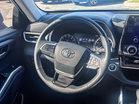 Certified 2024 Toyota Highlander XLE FWD image 18