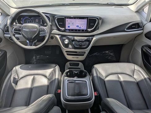 Used 2023 Chrysler Pacifica Touring-L FWD image 16