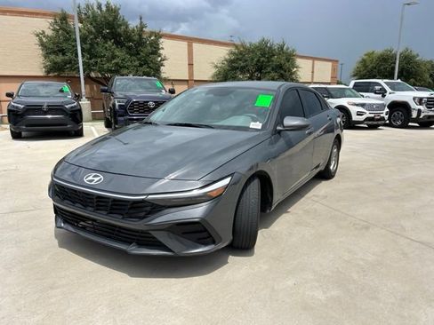 Used 2025 Hyundai Elantra SE FWD image 6