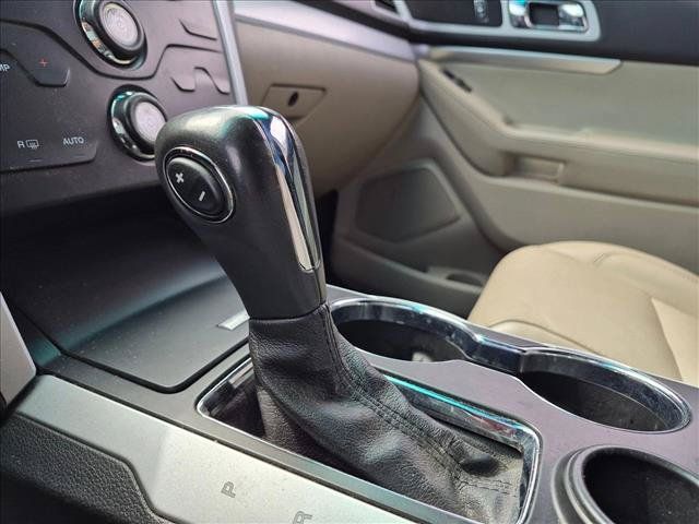 Used 2015 Ford Explorer XLT w/ Equipment Group 202A FWD image 10