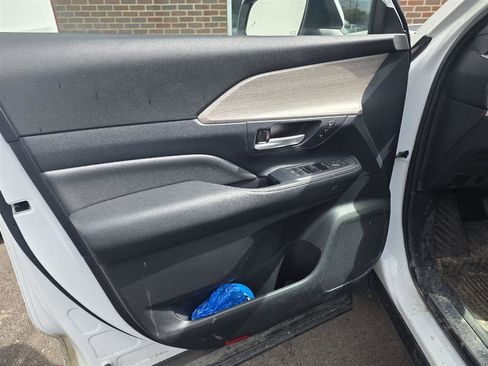 Used 2024 Toyota Grand Highlander Limited image 9