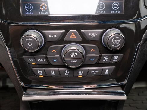 Used 2021 Jeep Grand Cherokee Laredo X AWD/4WD image 23