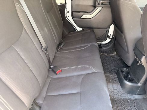 Used 2018 Jeep Wrangler Unlimited Sahara w/ Connectivity Group AWD/4WD image 13