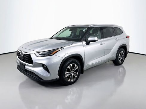 Used 2022 Toyota Highlander XLE AWD/4WD image 1