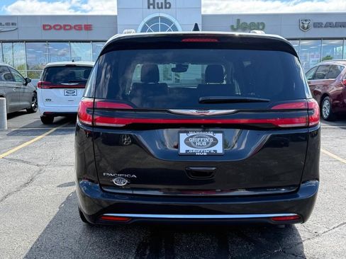 Used 2022 Chrysler Pacifica Touring-L FWD image 4