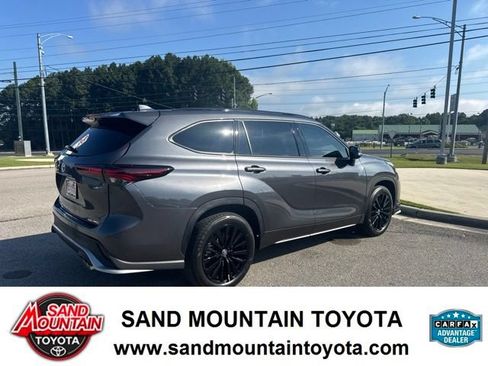 Used 2025 Toyota Highlander XSE AWD/4WD image 3